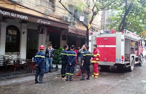 Ha Noi: No o quan ca phe van phong, khach chay tan loan hinh anh