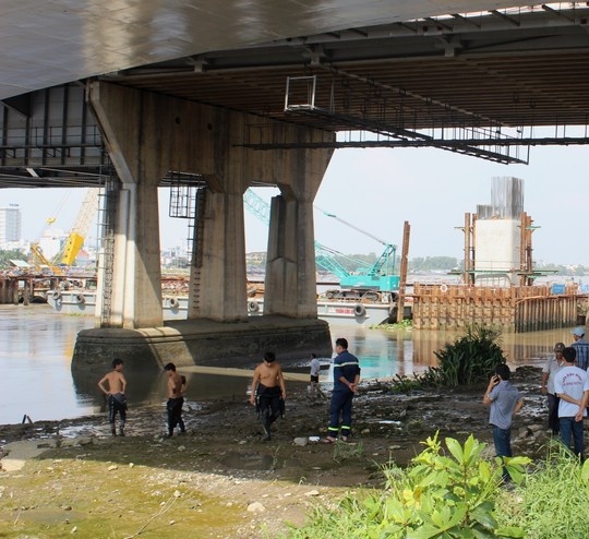 Sinh vien nhay cau Sai Gon tu tu truoc mat nguoi yeu hinh anh