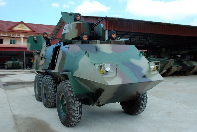 Nong dan che tao, sua hang loat xe boc thep cho Campuchia hinh anh