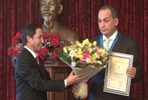 Vinh danh cong dan Nga co nhieu dong gop cho Ha Noi hinh anh