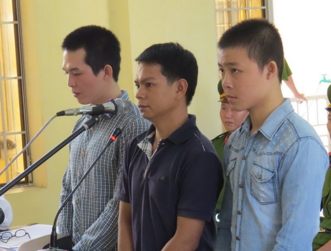 Cong an khong bao ve, lai ruot duoi danh dap nan nhan hinh anh