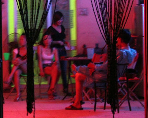 Quan karaoke vang khach, cho nhan vien ban dam tang doanh so hinh anh