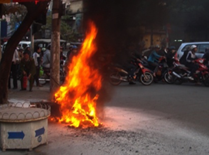 Mot thanh nien tu thieu truoc tru so Cong an quan 5 hinh anh