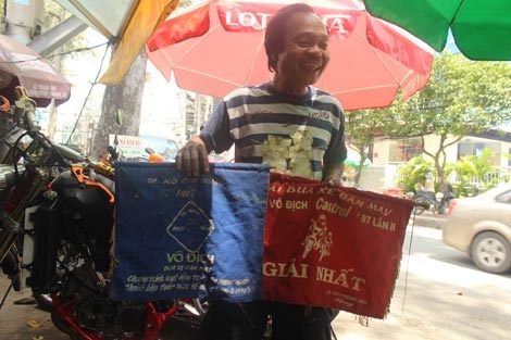 Những lúc nhớ đường đua, Mã Kim So lấy giải thưởng ra ngắm.