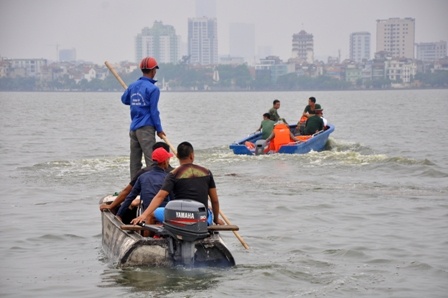 Canh sat boi thuyen ra bien 'moi' trom vao bo hinh anh