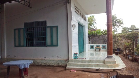 Dieu tra nghi an be gai 5 tuoi bi chong bao mau dam o hinh anh