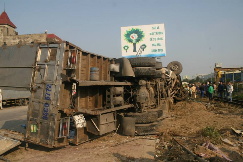 Tai xe thiet mang khi lai xe cat mat tau hoa hinh anh