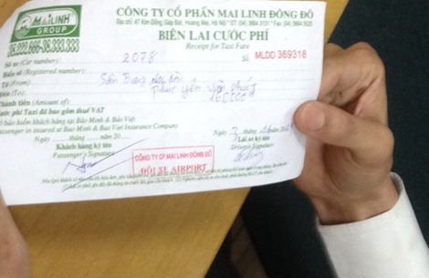 Taxi bo khach giua duong hinh anh