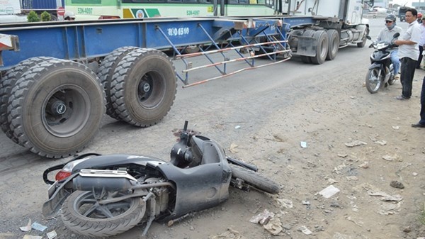 Sup o ga, nguoi dan ong chay SH bi container can chet hinh anh