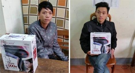 Hai thanh niên vận chuyển tiền giả bị tạm giữ để điều tra. Ảnh: Công an Lạng Sơn.