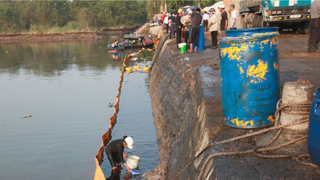 Hang tram nguoi do xo vot hoa chat tren kenh hinh anh