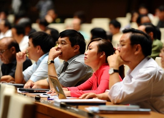 Vo sinh doi, chong duoc nghi 10 ngay lam viec hinh anh