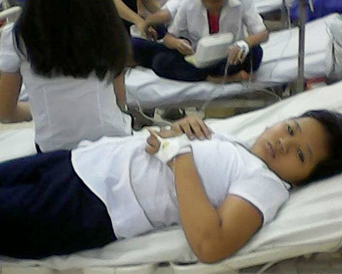 Tiem phong vacxin, 12 hoc sinh non oi, ngat xiu hinh anh