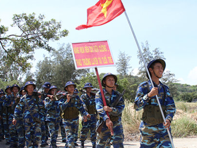 Tai sao con em nong dan moi phai di bo doi? hinh anh