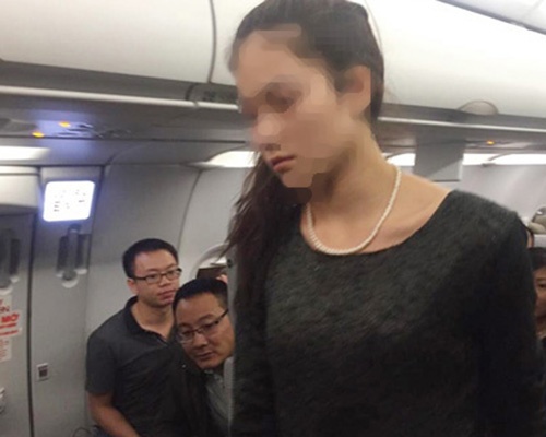 '2 ba, 1 ong' danh nhau: Nguoi tinh chon cho ngoi ben canh hinh anh