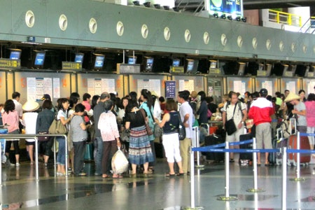 Khach den tre 40 phut khong duoc len tau bay hinh anh