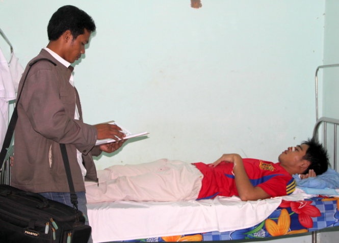 Nguoi nha benh nhan duoi danh nhan vien y te hinh anh