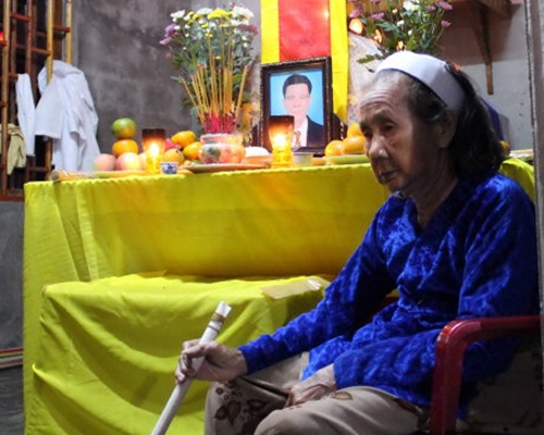 Me gia dau don nhin hai con giet nhau vao ngay gio anh hinh anh