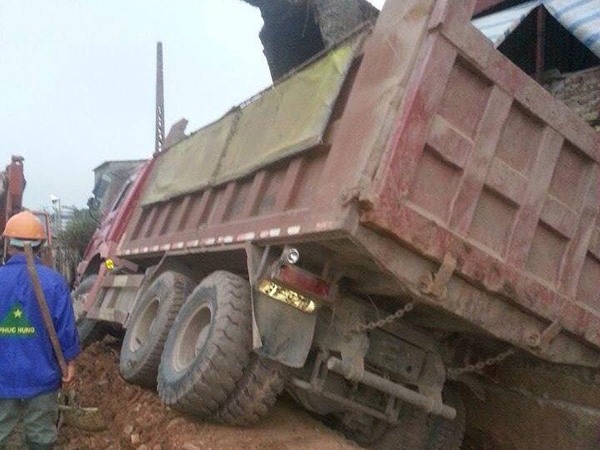 Xe tai de vo tuong nha dan, nhieu nguoi thoat chet hinh anh