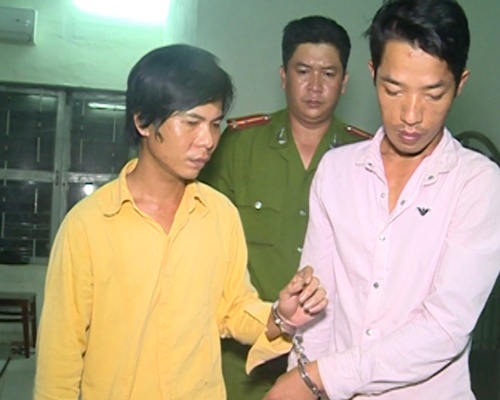 Vo xin nhau cung roi cuop day chuyen vang hinh anh