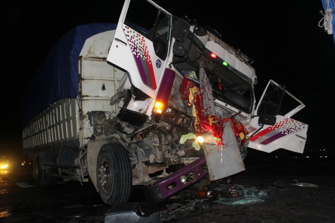 Dung xa beng giai cuu hai nguoi mac ket trong cabin hinh anh