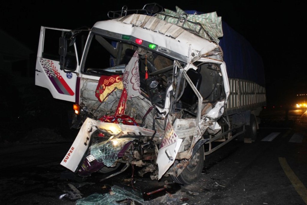 Cabin chiếc xe tải bị bẹp dúm sau vụ tai nạn.