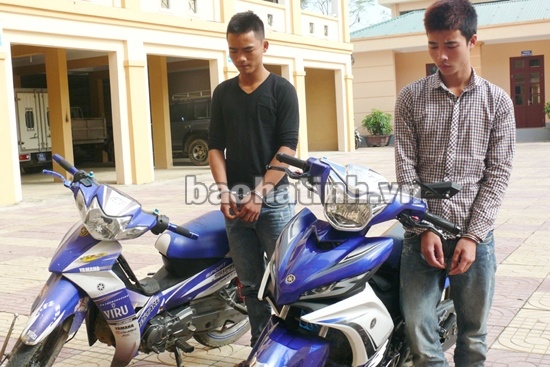 Cuop tui xach khien tre so sinh roi xuong duong hinh anh