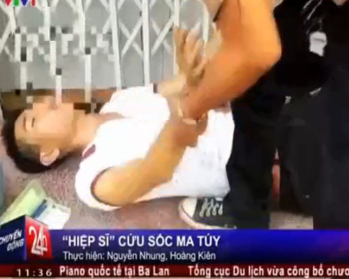 VTV: Hiep si cuu soc ma tuy o xom duong tau hinh anh