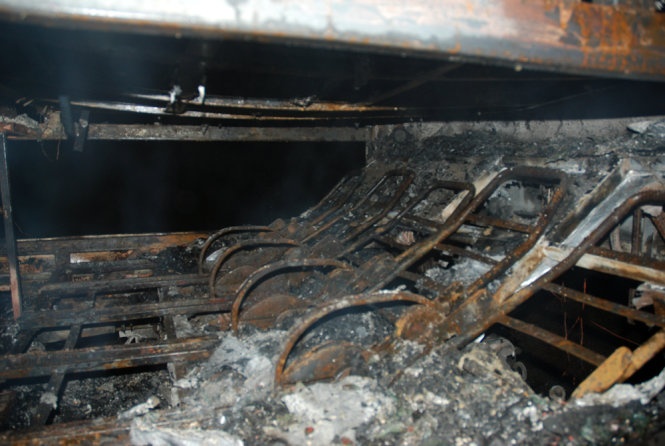 Xe giuong nam dang chay dem bong phat chay tan hoang hinh anh