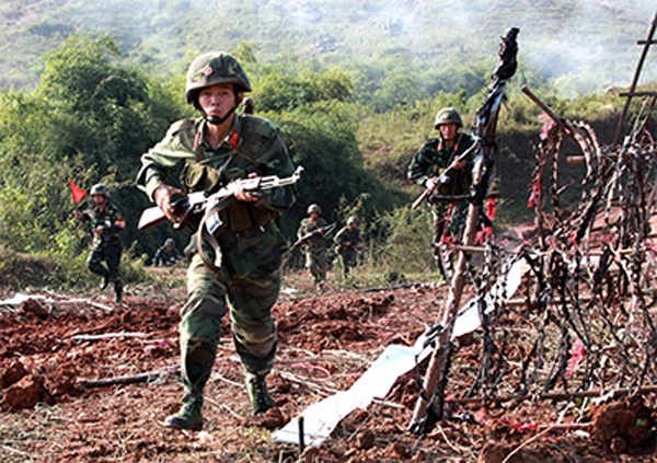 Chien dau tien cong tren diem cao hinh anh