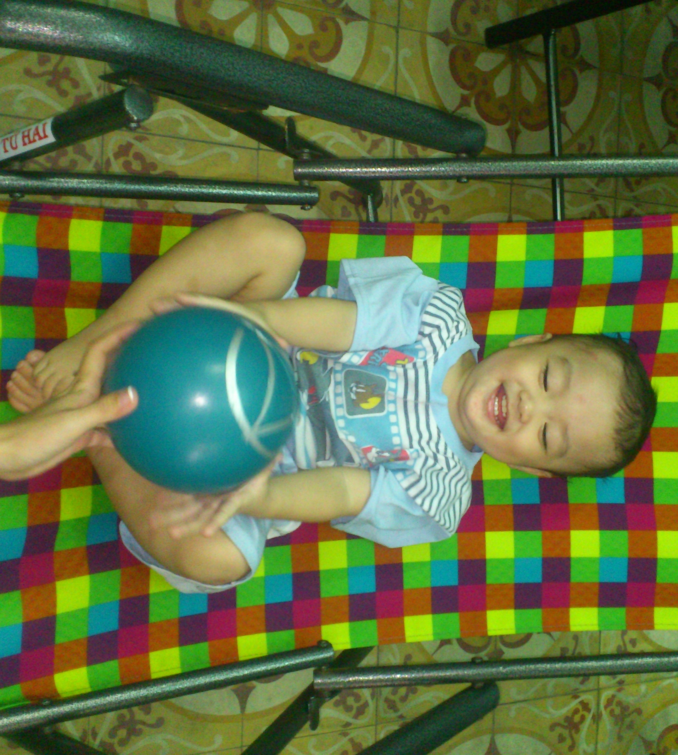 Nhieu nguoi den xin be trai khoi ngo bi bo tren taxi ve nuoi hinh anh