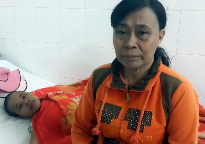 Cong an vao cuoc vu hai be nghi bi tiem thuoc diet co hinh anh