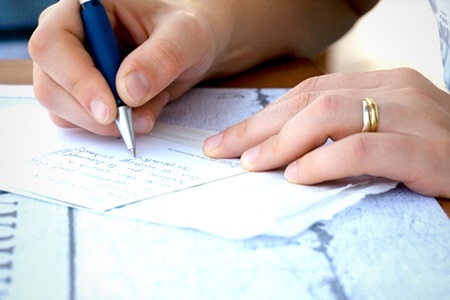 Nguoi giup viec mang nha cua chu di the chap ngan hang hinh anh