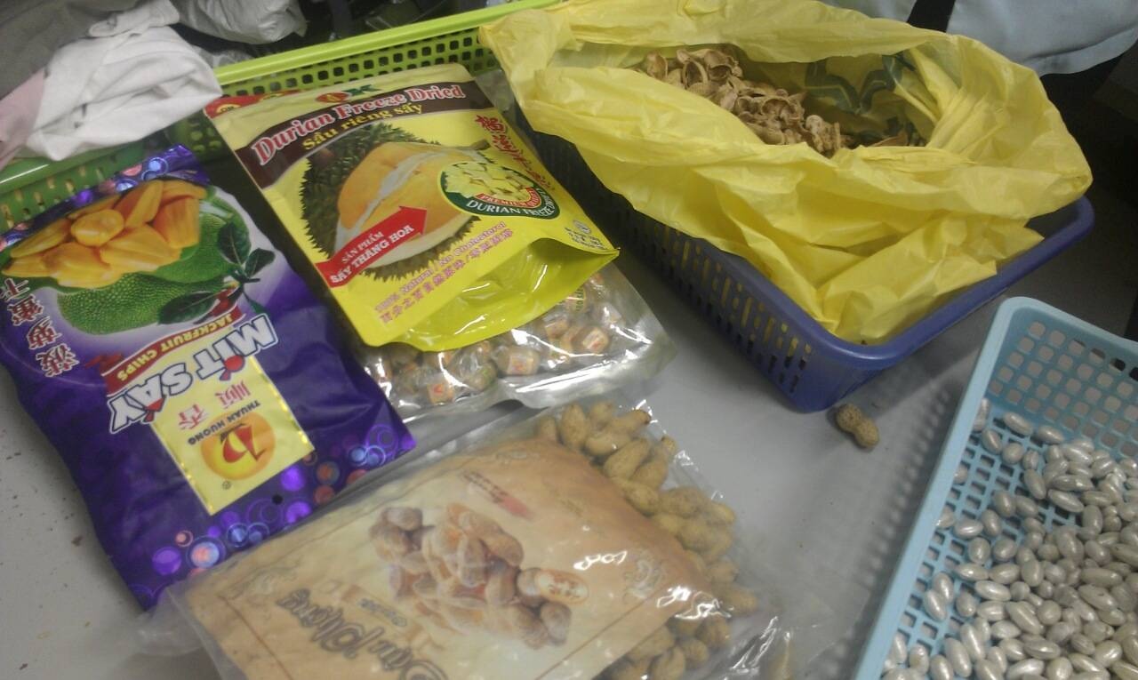 Bat 3 kg ma tuy giau trong keo tai san bay Tan Son Nhat hinh anh