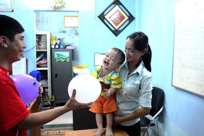 Hai nguoi nhan be bi bo roi chua chung minh giay to hop le hinh anh