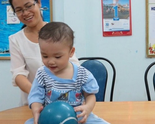 Mot phu nu noi be Bo tung tro nha minh hinh anh