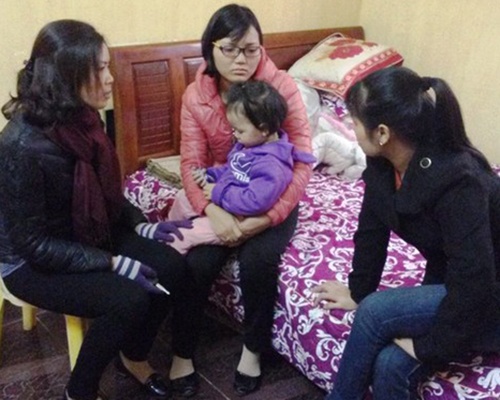 Nguoi vo tre cua thuyen vien bi cuop bien sat hai khoc ngat hinh anh