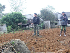 Bi an ngoi mo da chon nguoi khong lo hinh anh