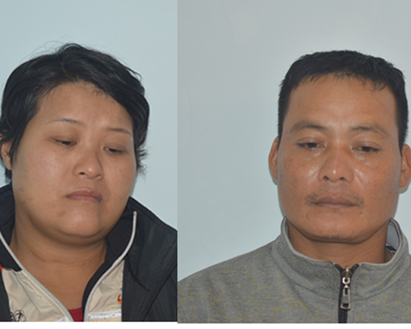 Khoi to nguoi phu nu cam hoc sinh toi truong hinh anh