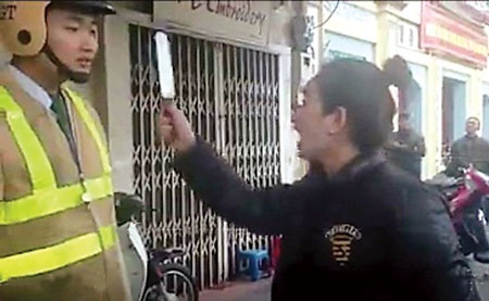 Tuong Chung noi gi ve vu 'mua dao' truoc mat CSGT? hinh anh