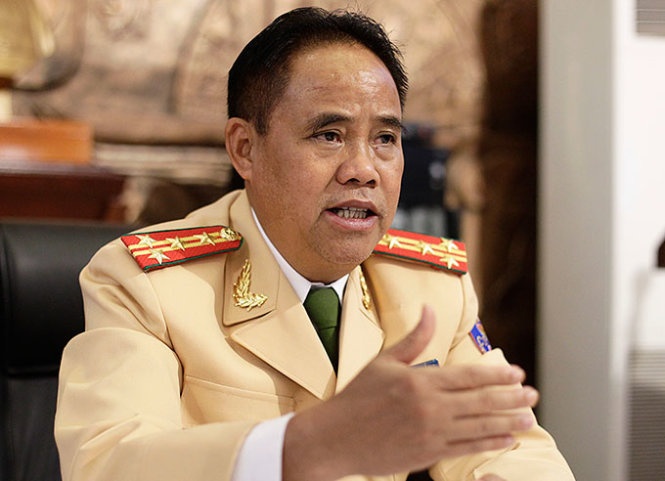 Co cam duoc CSGT 'nup lum' bat nguoi vi pham? hinh anh