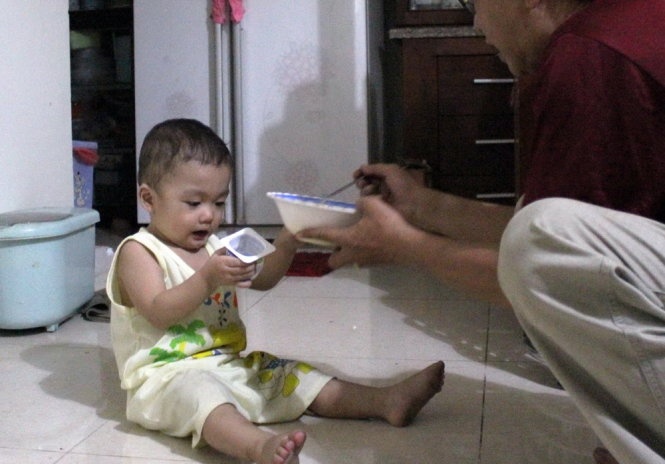 Me be trai bi bo roi muon de con cho ong Liem nuoi hinh anh