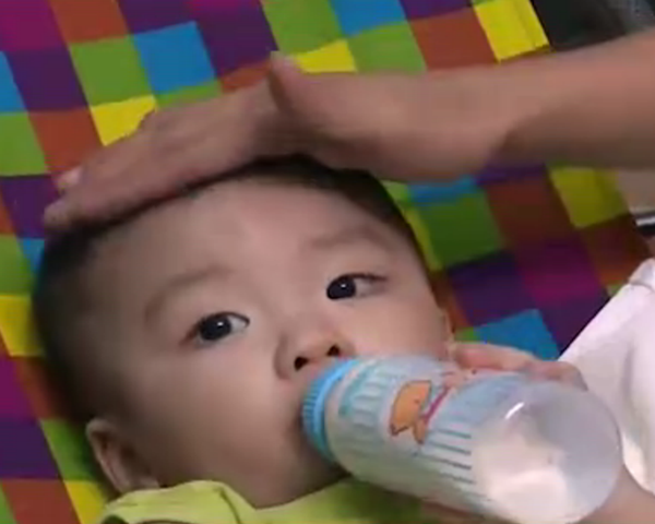 Da xac dinh duoc danh tinh me be 2 tuoi bi bo roi tren taxi hinh anh