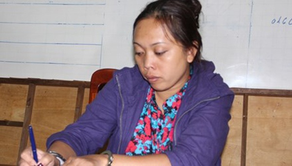 Nguoi phu nu ngoai quoc giau ma tuy trong noi y hinh anh