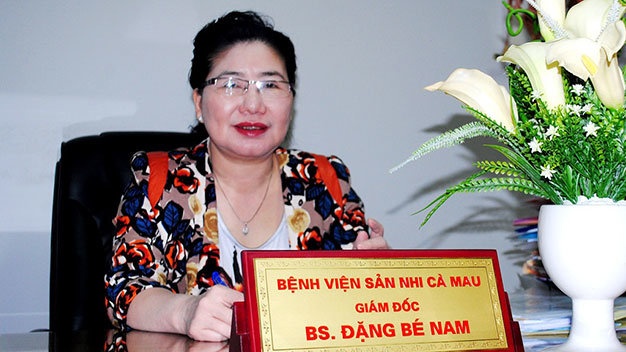 Nu bac si tiep tuc lam giam doc vi con tre len tieng hinh anh