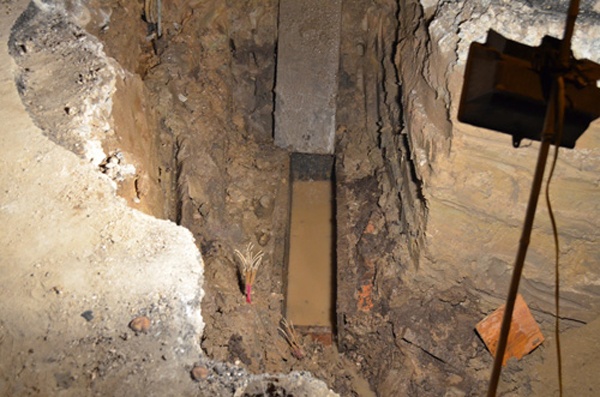 Lap ong thoat nuoc, phat hien quan tai chon giua duong hinh anh