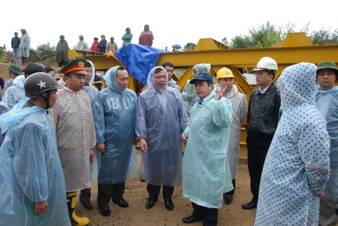 Ông Đoàn Văn Việt, Chủ tịch UBND tỉnh Lâm Đồng, ông Bùi Văn Sơn, giám đốc công an tỉnh Lâm Đồng có mặt tại hiện trường chỉ đạo vụ việc.