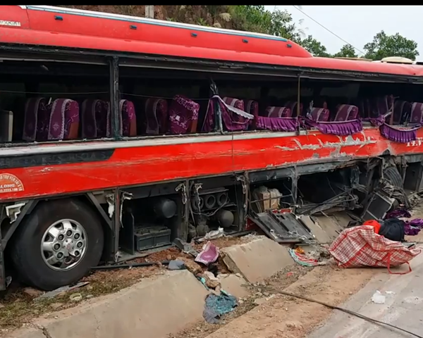 Hien truong vu xe container va cham xe khach, 4 nguoi chet hinh anh