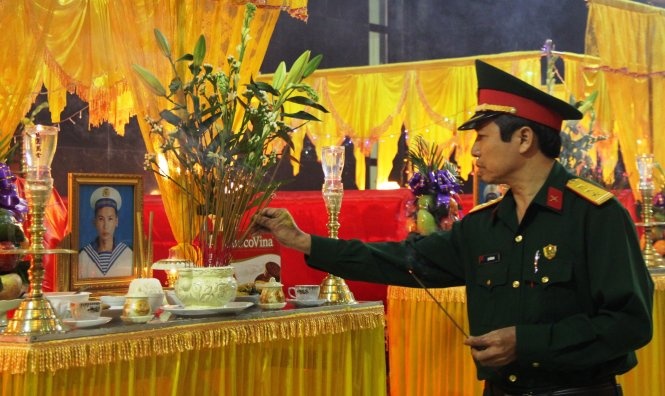 Xe quan su lao xuong vuc, 5 chien si hy sinh hinh anh