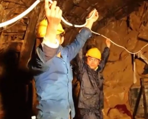 No luc xuyen dem dao ham cuu 12 cong nhan mac ket hinh anh